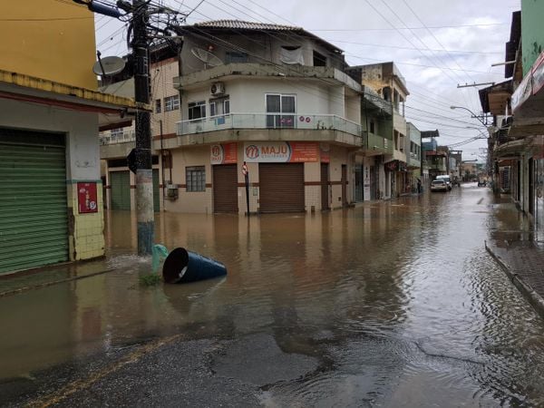 Rio transborda e alaga ruas em Bom Jesus do Norte