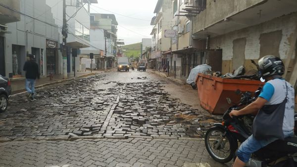 Rio transborda e provoca destruição em São José do Calçado  por Defesa Civil de São Jose do Calçado 
