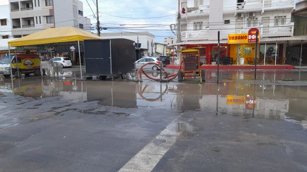 Ruas continuavam alagadas no fim da tarde desta quarta-feira (25), em Guriri, São Mateus. por Ségio Júnior