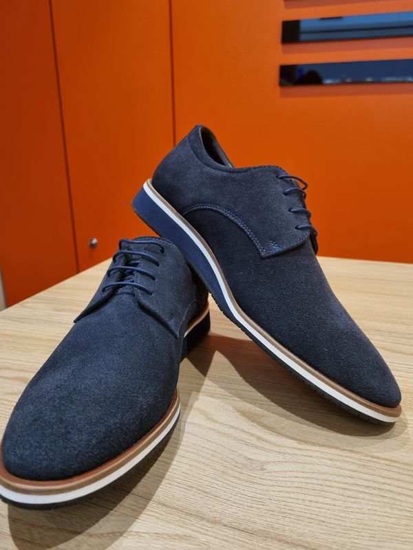 Sapato Derby masculino casual em couro azul está com desconto na loja Sergio's por Shopping Vitória/Divulgação