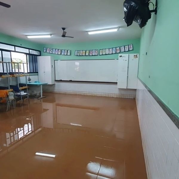 Após enchente, prefeitura e moradores trabalham para limpar cidade por Divulgação/ Prefeitura de Mimoso do Sul 