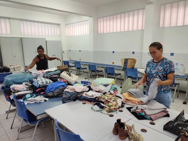 Após enchente, prefeitura e moradores trabalham para limpar cidade