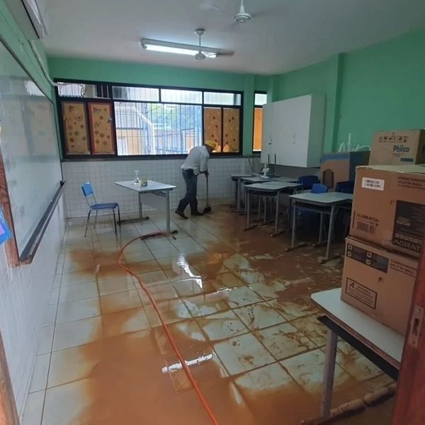 Após enchente, prefeitura e moradores trabalham para limpar cidade por Divulgação/ Prefeitura de Mimoso do Sul 