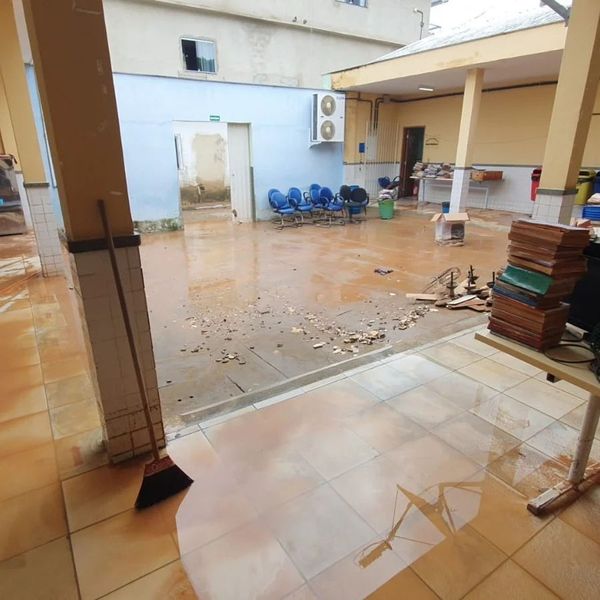 Após enchente, prefeitura e moradores trabalham para limpar cidade por Divulgação/ Prefeitura de Mimoso do Sul 