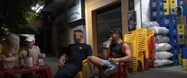 Em Jardim da Penha, amigos se reúnem para tomar uma antes de irem para outras baladas.