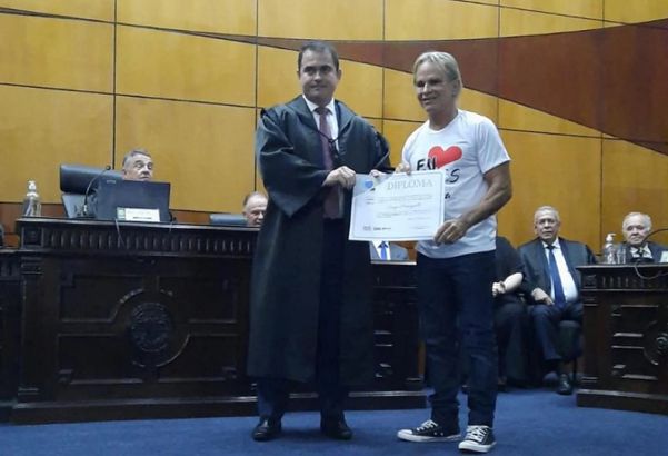 Juiz do TRE Renan Sales entrega diploma para Sérgio Meneguelli, eleito deputado estadual