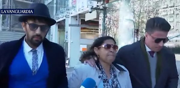 Mãe de Daniel Alves, Lúcia Alves deixa encontro com advogados em Barcelona, na Espanha