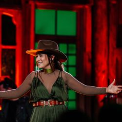 Novo EP de Simone Mendes reúne quatro faixas: "Erro Gostoso", “Dois Fugitivos”, “Arruma a Mala” e “Amnésia do Beijo”.