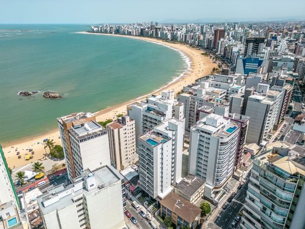 As três torres indicadas ao centro da foto compõe o Residencial Mares da Costa, retomado e entregue pela Javé Construtora, na Praia da Costa, em Vila Velha