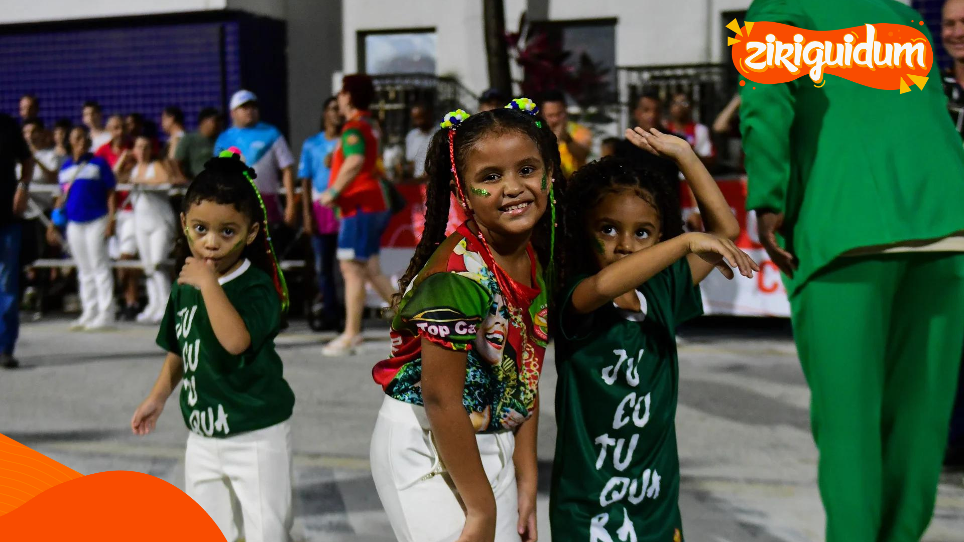 Lívia (à esquerda) e Luiza (ao centro), filhas do Mestre Glaydson Santos, da Unidos de Jucutuquara. Crédito: Rodrigo Gavini