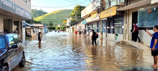 Chuva em MG provoca enchente em Barra de São Francisco