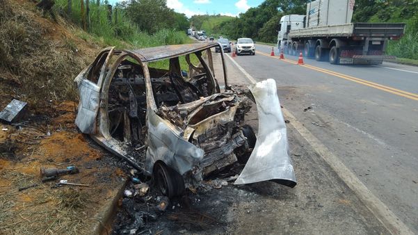 Duas pessoas morrem em acidente com incêndio na BR 101 em Fundão por Ricardo Medeiros