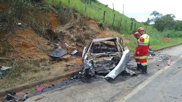 Duas pessoas morrem em acidente com incêndio na BR 101 em Fundão por Ricardo Medeiros