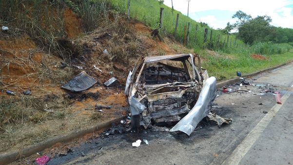 Duas pessoas morrem em acidente com incêndio na BR 101 em Fundão por Ricardo Medeiros