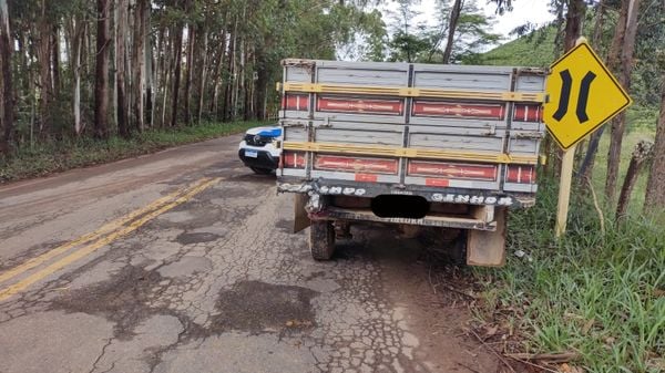 Homem e mulher batem de moto em caminhonete 