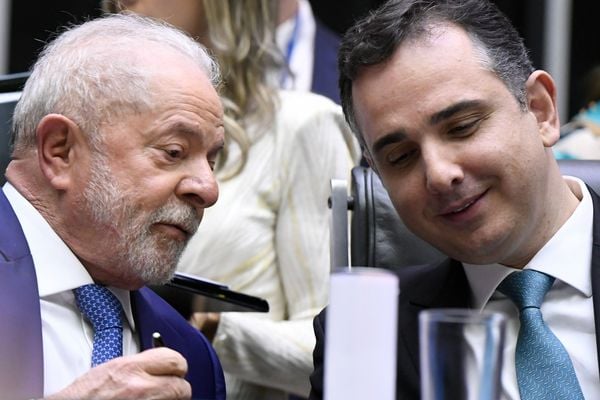 Luiz Inácio Lula da Silva e o presidente do Senado, Rodrigo Pacheco (PSD-MG), durante sessão de posse do presidente da República no Congresso Nacional 