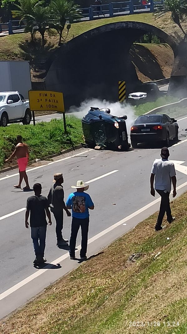 Carro tomba e outros dois veículos se envolvem em acidente perto de viaduto em Serra Sede por Leitor | A Gazeta