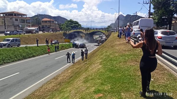 Carro tomba e outros dois veículos se envolvem em acidente perto de viaduto em Serra Sede por Leitor | A Gazeta