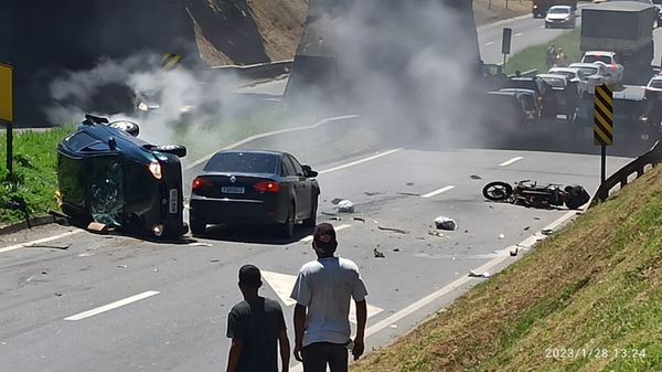 Carro tomba e outros dois veículos se envolvem em acidente perto de viaduto em Serra Sede por Leitor | A Gazeta