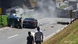 Três veículos se envolveram na colisão, na tarde deste sábado (28); um Chevrolet Corsa chegou a ficar tombado na pista(Leitor | A Gazeta)