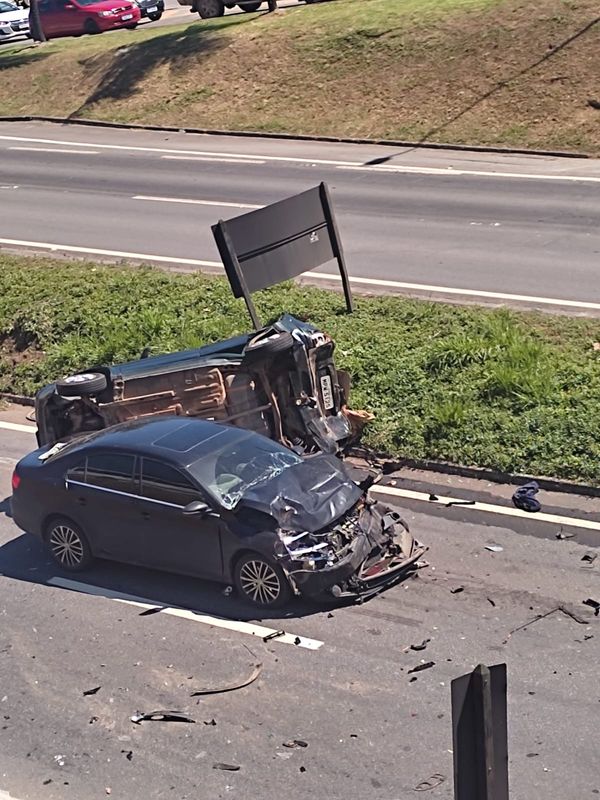 Carro tomba e outros dois veículos se envolvem em acidente perto de viaduto em Serra Sede por Leitor | A Gazeta