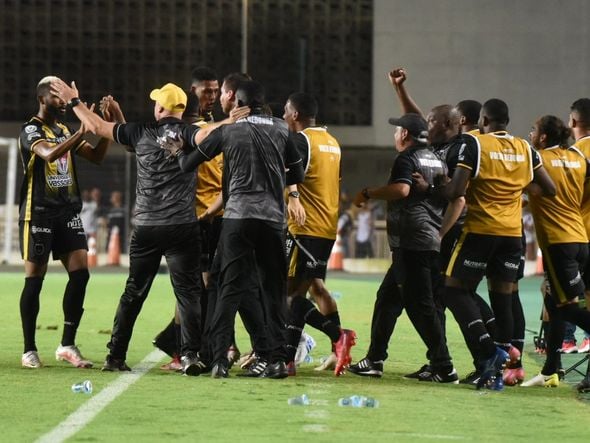 Comemoração de gol do Volta Redonda sobre o Vasco, no Estádio Kleber Andrade, em Cariacica, pelo Campeonato Carioca por Carlos Alberto Silva