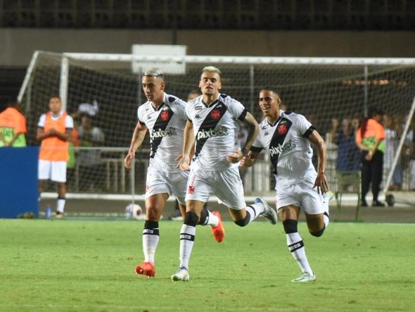 Gabriel Pec comemora gol do Vasco sobre o Volta Redonda, no Estádio Kleber Andrade, em Cariacica, pelo Campeonato Carioca por Carlos Alberto Silva