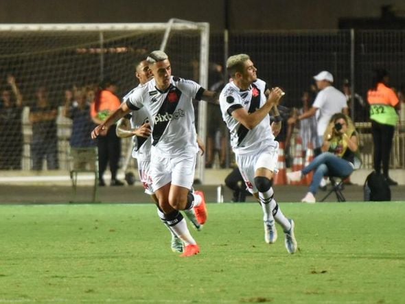 Gabriel Pec comemora gol do Vasco sobre o Volta Redonda, no Estádio Kleber Andrade, em Cariacica, pelo Campeonato Carioca por Carlos Alberto Silva