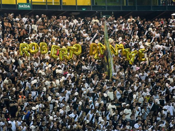 Homenagem a Roberto Dinamite durante jogo entre Vasco e Volta Redonda, no Estádio Kleber Andrade, em Cariacica, pelo Campeonato Carioca por Carlos Alberto Silva