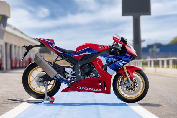 A Honda Fireblade tem 216,2 cv de potência máxima a 14.500rpm, e torque máximo 11,5 kgf.m a 12.500 rpm por Honda/Divulgação