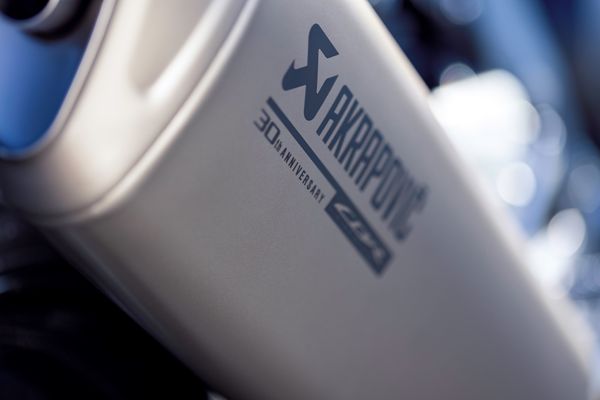 A ponteira de escape Akrapovic de titânio também tem aplicação do logo por Honda/Divulgação