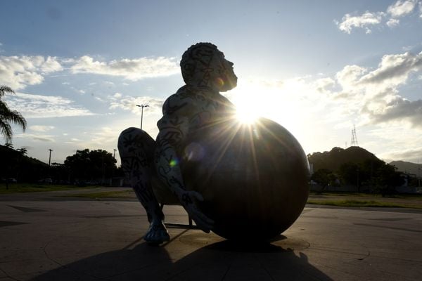 A escultura do artista Zota - Atlas tenta levantar o globo terrestre, mas não consegue - na Praça do Papa, Vitória por Carlos Alberto Silva