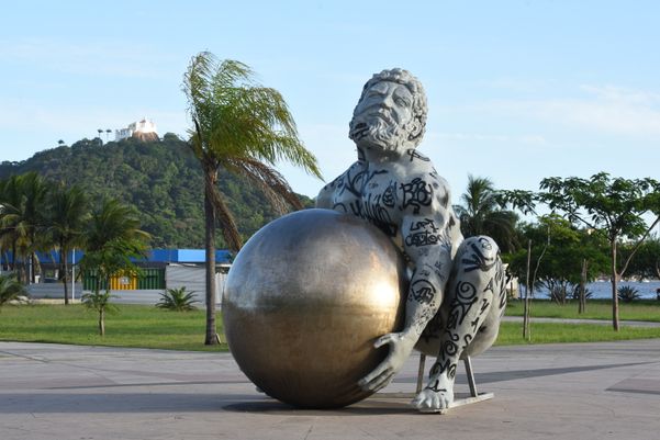 A escultura do artista Zota - Atlas tenta levantar o globo terrestre, mas não consegue - na Praça do Papa, Vitória por Carlos Alberto Silva