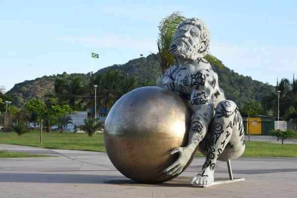 A escultura do artista Zota - Atlas tenta levantar o globo terrestre, mas não consegue - na Praça do Papa, Vitória por Carlos Alberto Silva