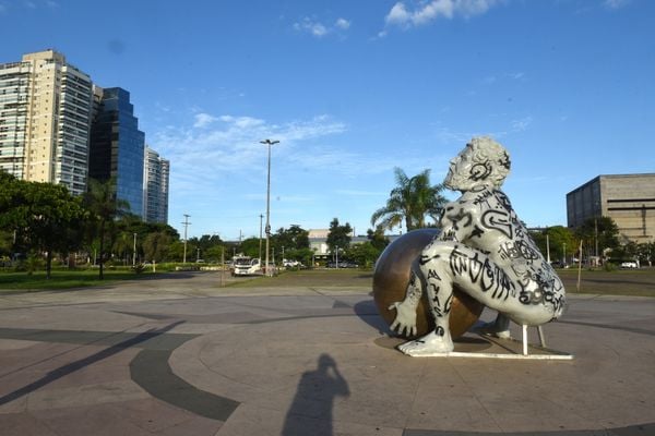 A escultura do artista Zota - Atlas tenta levantar o globo terrestre, mas não consegue - na Praça do Papa, Vitória por Carlos Alberto Silva