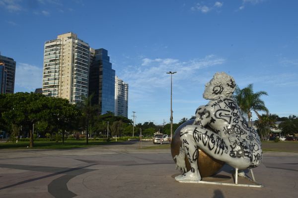 A escultura do artista Zota - Atlas tenta levantar o globo terrestre, mas não consegue - na Praça do Papa, Vitória por Carlos Alberto Silva
