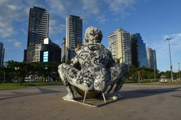 A escultura do artista Zota - Atlas tenta levantar o globo terrestre, mas não consegue - na Praça do Papa, Vitória por Carlos Alberto Silva