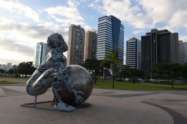 A escultura do artista Zota - Atlas tenta levantar o globo terrestre, mas não consegue - na Praça do Papa, Vitória por Carlos Alberto Silva