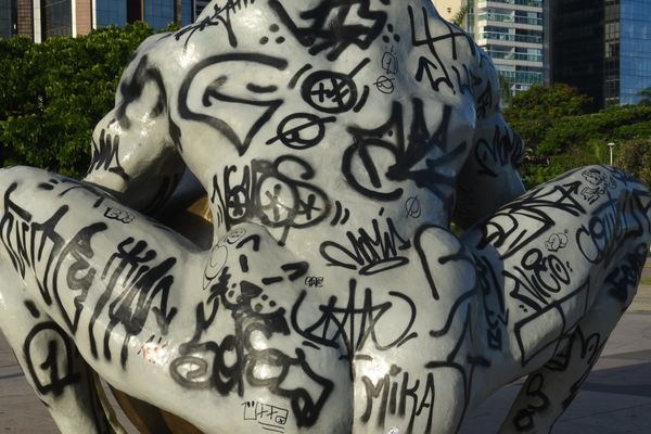 A escultura do artista Zota - Atlas tenta levantar o globo terrestre, mas não consegue - na Praça do Papa, Vitória por Carlos Alberto Silva