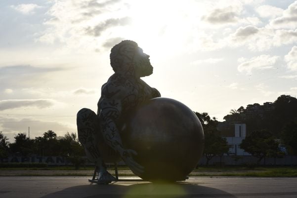 A escultura do artista Zota - Atlas tenta levantar o globo terrestre, mas não consegue - na Praça do Papa, Vitória por Carlos Alberto Silva