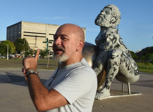 A escultura do artista Zota - Atlas tenta levantar o globo terrestre, mas não consegue - na Praça do Papa, Vitória por Carlos Alberto Silva