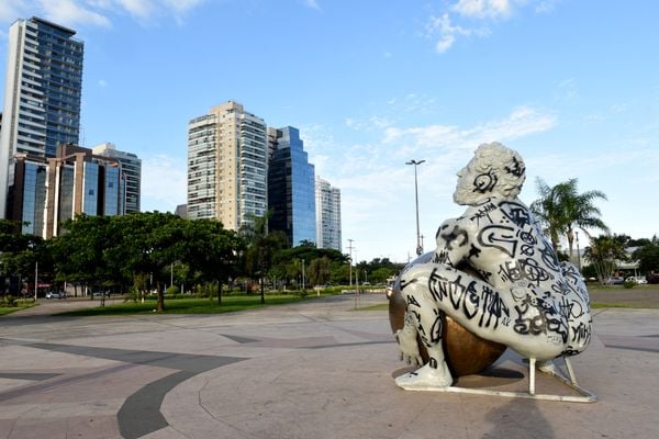 A escultura do artista Zota - Atlas tenta levantar o globo terrestre, mas não consegue - na Praça do Papa, Vitória por Carlos Alberto Silva
