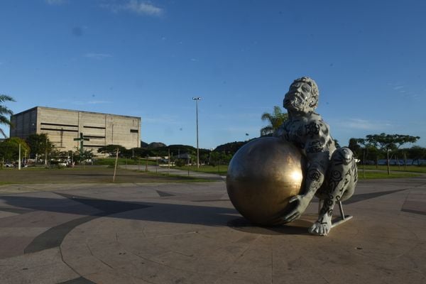 A escultura do artista Zota - Atlas tenta levantar o globo terrestre, mas não consegue - na Praça do Papa, Vitória por Carlos Alberto Silva