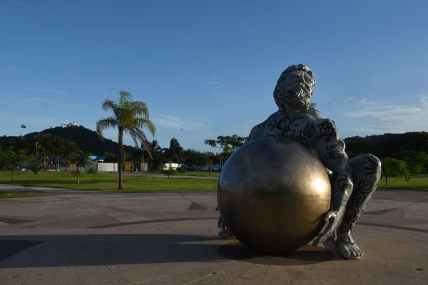 A escultura do artista Zota - Atlas tenta levantar o globo terrestre, mas não consegue - na Praça do Papa, Vitória por Carlos Alberto Silva