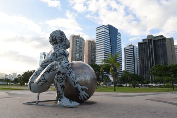 A escultura do artista Zota - Atlas tenta levantar o globo terrestre, mas não consegue - na Praça do Papa, Vitória por Carlos Alberto Silva