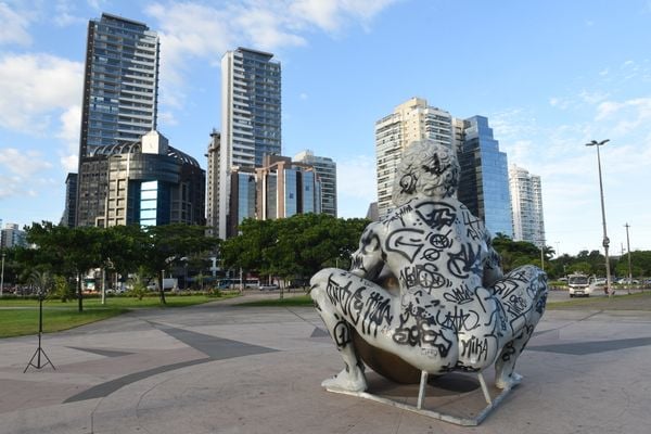 A escultura do artista Zota - Atlas tenta levantar o globo terrestre, mas não consegue - na Praça do Papa, Vitória por Carlos Alberto Silva