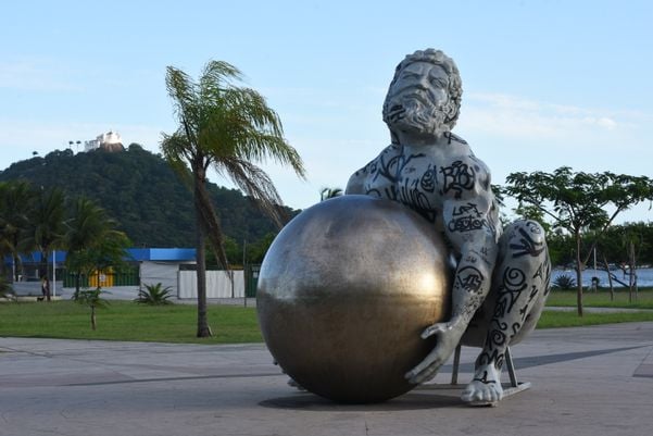 A escultura do artista Zota - Atlas tenta levantar o globo terrestre, mas não consegue - na Praça do Papa, Vitória por Carlos Alberto Silva