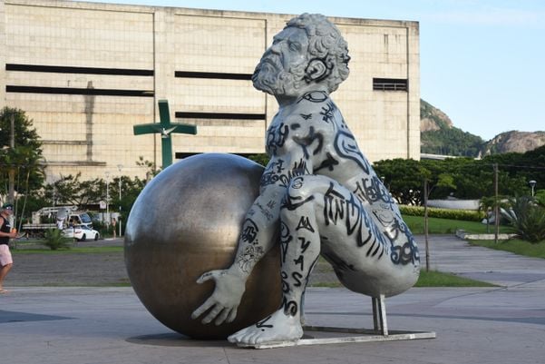 A escultura do artista Zota - Atlas tenta levantar o globo terrestre, mas não consegue - na Praça do Papa, Vitória por Carlos Alberto Silva