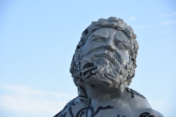 A escultura do artista Zota - Atlas tenta levantar o globo terrestre, mas não consegue - na Praça do Papa, Vitória por Carlos Alberto Silva