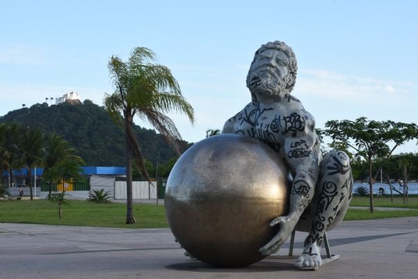 A escultura do artista Zota - Atlas tenta levantar o globo terrestre, mas não consegue - na Praça do Papa, Vitória por Carlos Alberto Silva